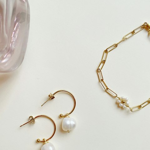 Aretes de perla con poste de oro